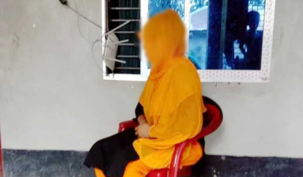 দরজা ভেঙে গৃহবধূর ঘরে প্রবেশ করে ঈমাম, অতঃপর...