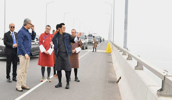 হেঁটে পদ্মাসেতুর রূপ উপভোগ করলেন ভুটানের রাজা