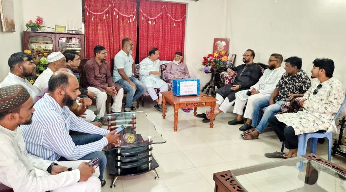 গুমকৃত ছাত্রদল নেতা দিনার ও জুনেদের বাস ভবনে ঈদ উপহার নিয়ে ইমদাদ চৌধুরী