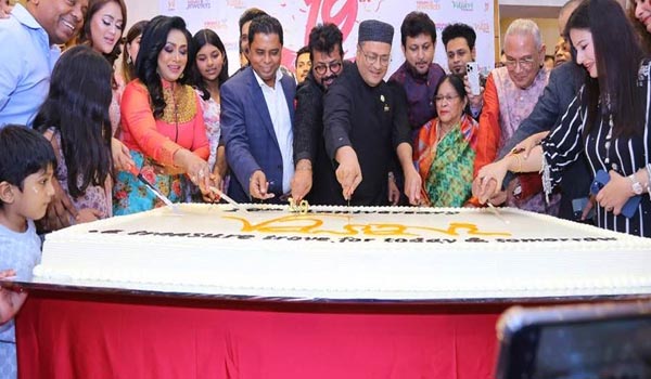 এক ছাদের নিচে চলচ্চিত্র-টেলিভিশন'র সেলিব্রেটিরা
