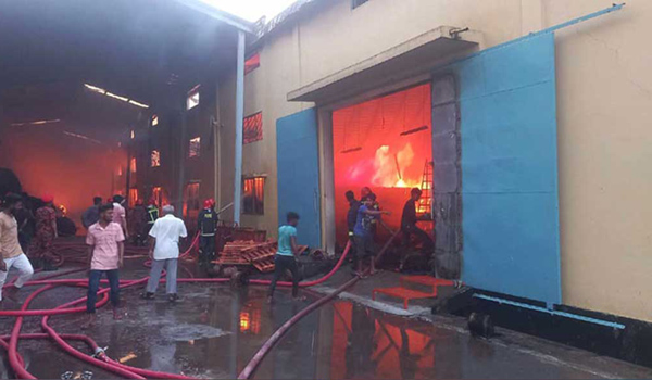 ৪ ঘণ্টায়ও নিয়ন্ত্রণে আসেনি খুলনার জুটমিলের আগুন