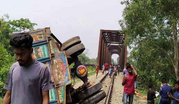 ফেনীতে বালুভর্তি ট্রাকে ট্রেনের ধাক্কা, নিহত বেড়ে ৬