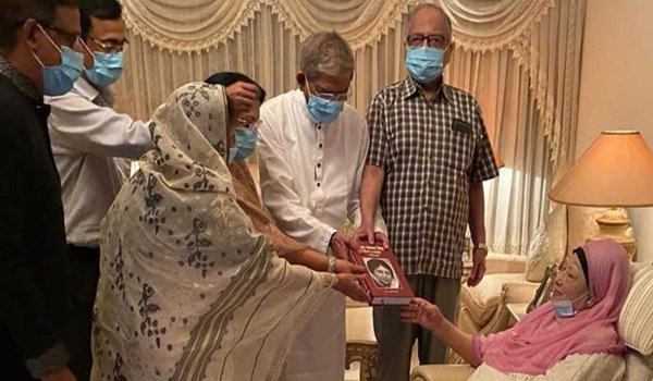খালেদা জিয়ার হাতে তার জীবনীগ্রন্থ তুলে দিলেন ফখরুল