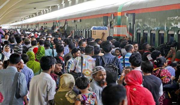 কমলাপুরে ঘরমুখো মানুষের চাপ