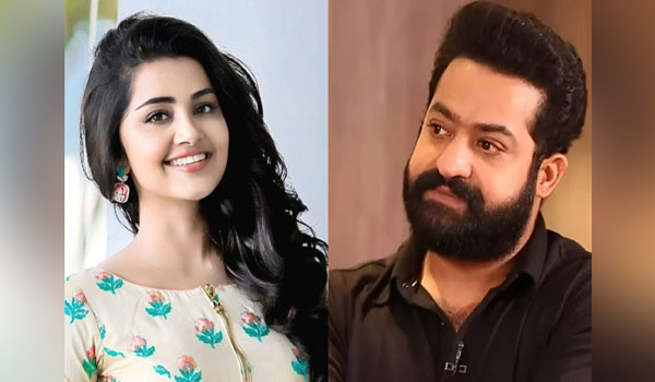 মঞ্চ থেকে অভিনেত্রীকে নেমে যেতে বাধ্য করলেন ভক্তরা