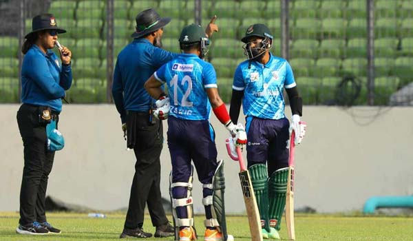 নারী আম্পায়ারের অধীনে খেলতে ক্রিকেটারদের আপত্তি