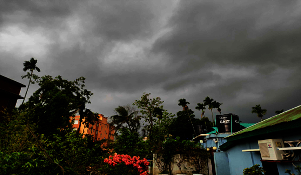 ১১ জেলার ওপর দিয়ে ঝড়, হুঁশিয়ারি সংকেত