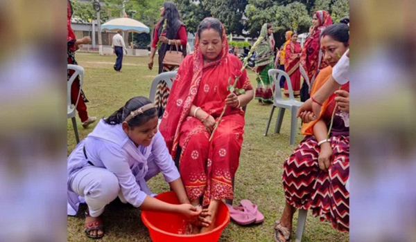 পা ধুইয়ে দিয়ে মাকে সম্মান জানালো শিক্ষার্থীরা