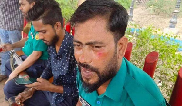 মোটরসাইকেলের কাগজপত্র দেখতে চাওয়ায় পুলিশকে মারধর