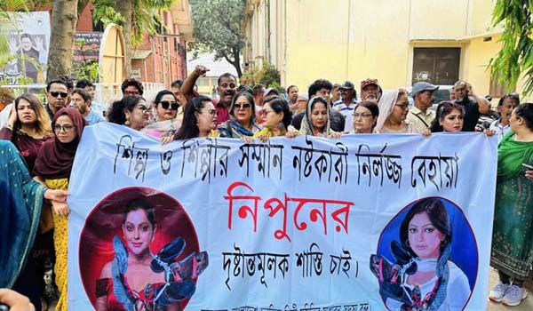 নিপুণের গলায় প্রতীকী ‘জুতার মালা’