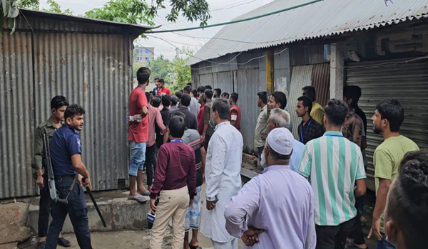 ভোটকেন্দ্রে পুলিশকে মারধরের ছবি তোলায় সাংবাদিকের ওপর হামলা