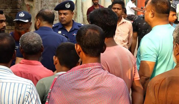 কথা-কাটাকাটির জেরে স্ত্রীকে কুপিয়ে হত্যা, স্বামী আটক