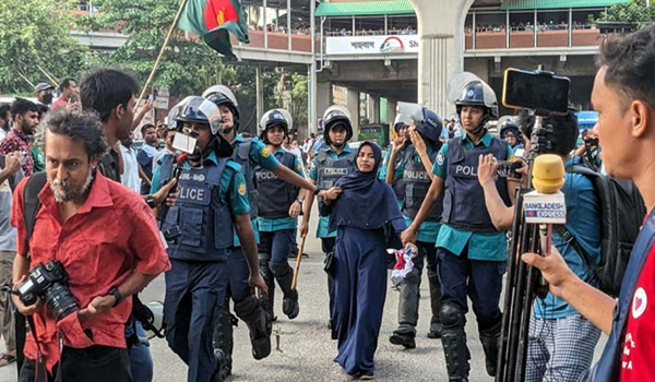 পুলিশের ধাওয়ায় ছত্রভঙ্গ চাকরির বয়সসীমা ৩৫ প্রত্যাশীরা, আটক ১০