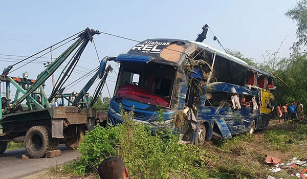 বাস নিয়ন্ত্রণ হারিয়ে খাদে, প্রাণ গেল ৫ জনের