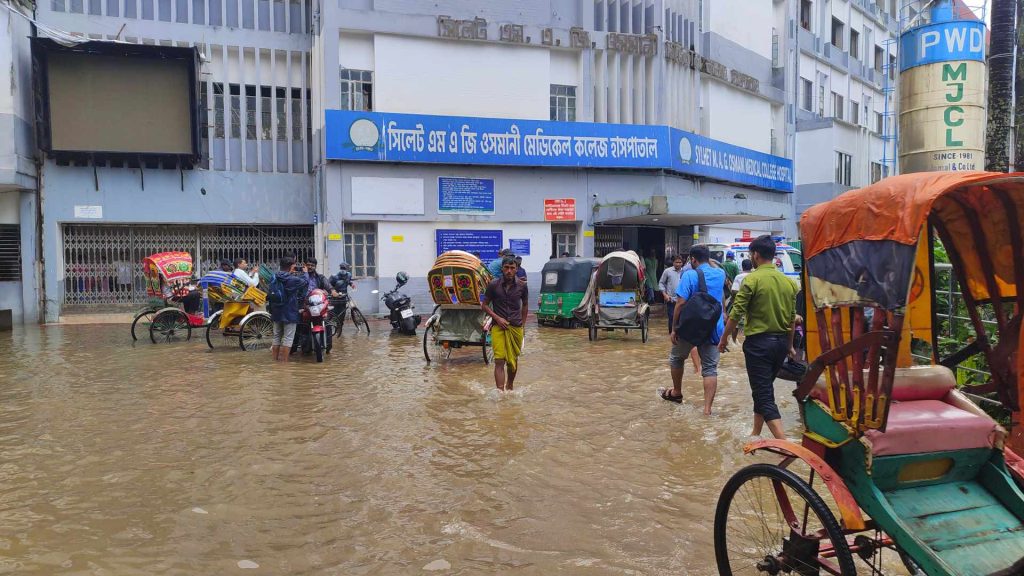 মধ্যরাতের অতিবৃষ্টি বাসা-বাড়িতে ঢুকছে পানি