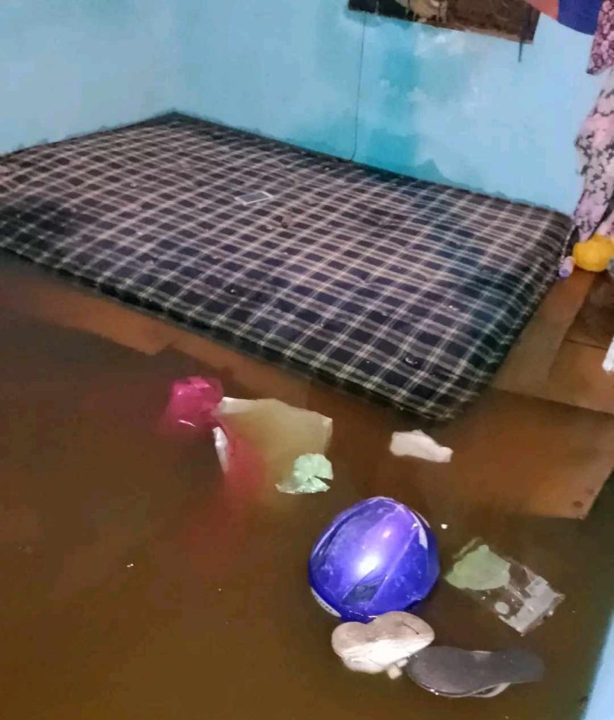 মধ্যরাতের অতিবৃষ্টি বাসা-বাড়িতে ঢুকছে পানি