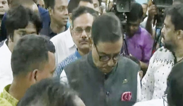 ছাত্রলীগের নেতাদের তোপের মুখে সভাস্থল ছাড়লেন ওবায়দুল কাদের