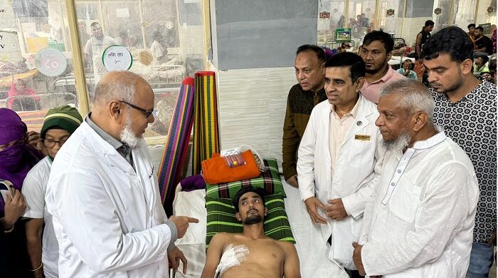 আহতদের দেখতে হাসপাতালে আরিফুল হক চৌধুরী