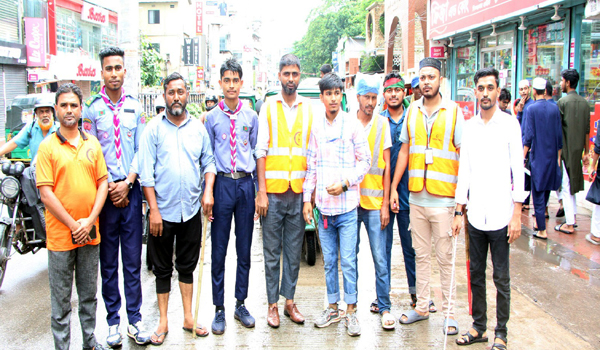 শিক্ষার্থীদের সাথে ট্রাফিকের দায়িত্ব পালন করছে উম্মাহ আপিলের সদস্যরা