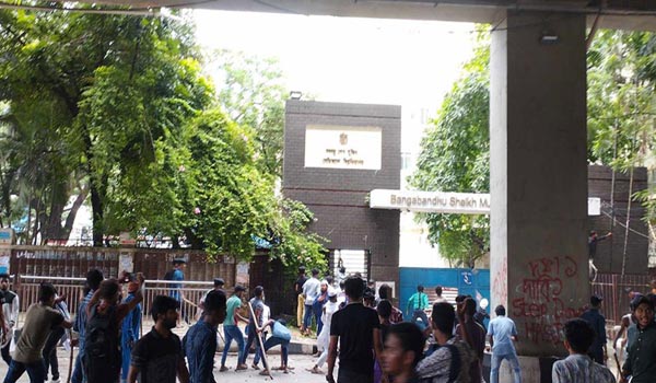বঙ্গবন্ধু মেডিকেলে গাড়িতে আগুন, শাহবাগে ধাওয়া-পাল্টাধাওয়া