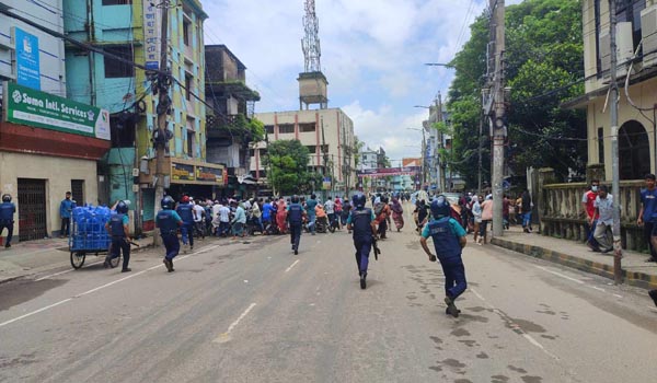 কোর্ট পয়েন্টে পুলিশের সঙ্গে ছাত্র-জনতার ধাওয়া-পাল্টা ধাওয়া