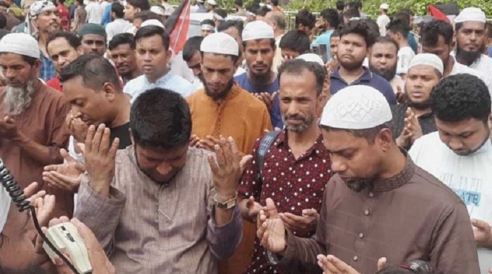 লাখো মানুষের চোখে জল, ফিলিস্তিনিদের জন্য বিশেষ মোনাজাত