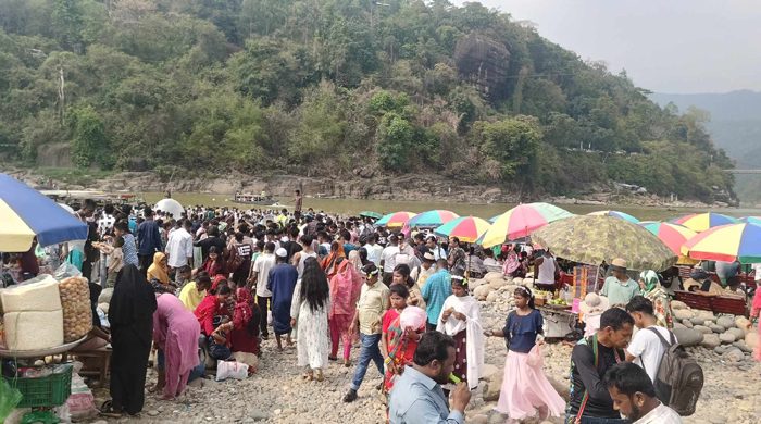 ঈদের ছুটিতে পর্যটকদের ঢল জাফলং