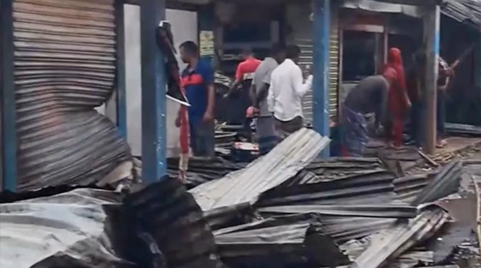 হবিগঞ্জের শায়েস্তাগঞ্জে আগুনে পুড়ল ১৫ দোকান