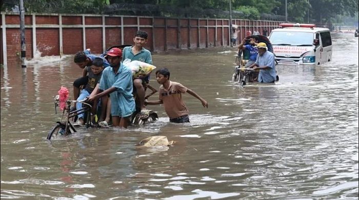 ঢাকায় টানা ১৮২ মিমি বৃষ্টি, জনজীবন বিপর্যস্ত