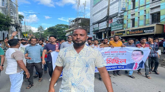 কেন্দ্রীয় কর্মসূচী অংশ হিসেবে শাহ পরান থানা যুবদলের বিক্ষোভ মিছিল