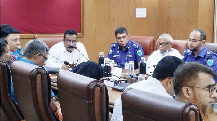 অবশেষে এক টেবিলে আরিফুল হক চৌধুরী ও সিলেটের জেলা প্রশাসক
