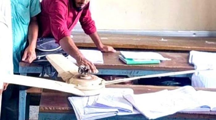 ক্লাসে হঠাৎ ভেঙে পড়ল সিলিং ফ্যান, ছাত্রী হাসপাতালে