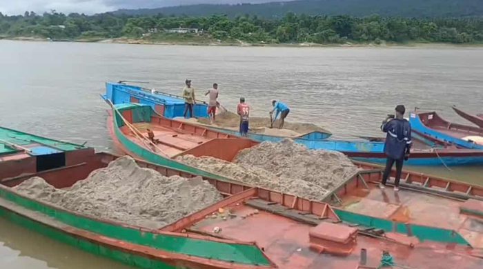 জাফলংয়ে নির্বিচার বালু উত্তোলন বন্ধে অভিযানঃ ডুবিয়ে দেয়া হলো ২০ নৌকা,৩ জনকে কারাদণ্ড
