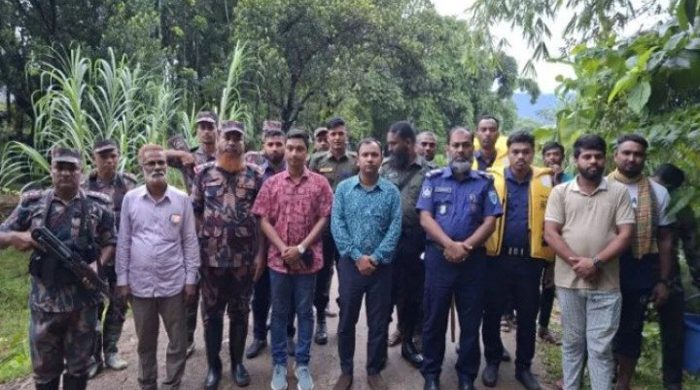 ছাতকে অবৈধ বালু উত্তোলনের দায়ে আটক ২ : বাল্কহেড ও ড্রেজার জব্দ