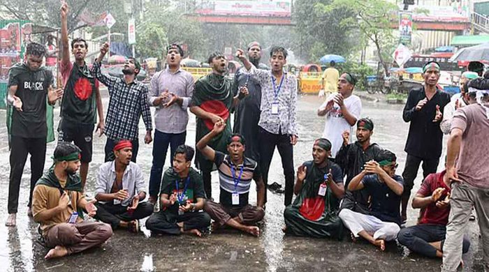 জুলাই যোদ্ধাদের দুপক্ষের মারামারি, পুলিশের লাঠিচার্জ