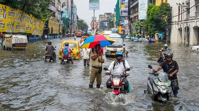 দুর্গাপূজার আগে কলকাতায় শোকের মাতম, বৃষ্টিতে প্রাণ গেল ১২ জনের