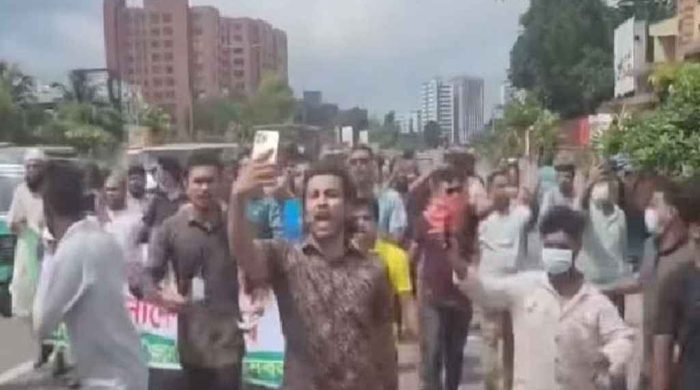 পুলিশের সামনেই আ.লীগের মিছিল