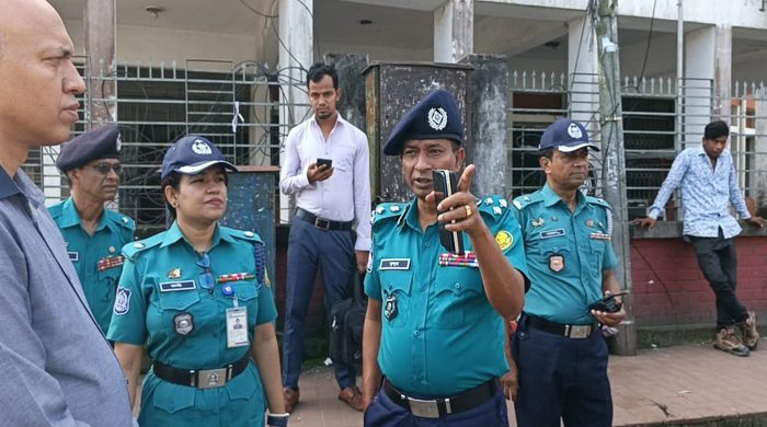 নগরীতে অবৈধ অটোরিকশার বিরুদ্ধে অভিযানে পুলিশ