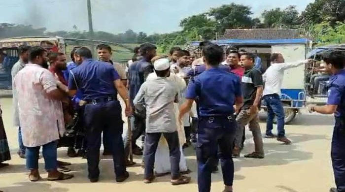 কোম্পানীগঞ্জে বালুর ট্রাক ছিনিয়ে নিতে হামলা, ৫ পুলিশ আহত