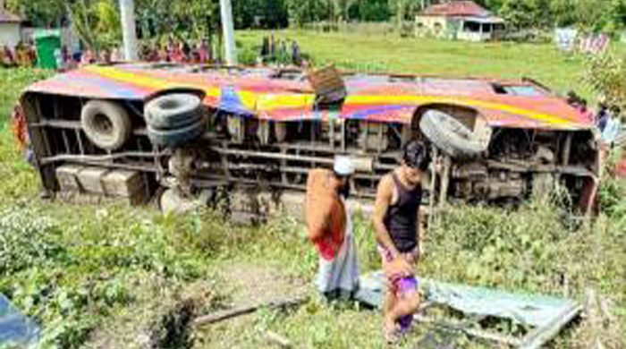 মাধবপুর যাত্রীবাহী বাস উল্টে আহত ৩০