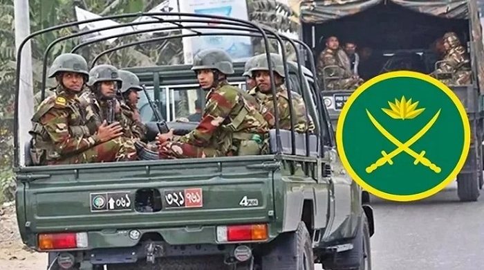 বাংলাদেশ সশস্ত্র বাহিনীতে কর্মরত সেনাবাহিনীর ক্যাপ্টেন ও তদূর্ধ্ব সমপদমর্যাদার কমিশনপ্রাপ্ত কর্মকর্তাদের (কোস্টগার্ড ও বিজিবিতে প্রেষণে নিয়োজিত সমপদমর্যাদার কর্মকর্তাসহ) বিশেষ নির্বাহী ম্যাজিস্ট্রেটের ক্ষমতা আরও সাড়ে তিন মাস বাড়িয়েছে অন্তর্বর্তীকালীন সরকার। মঙ্গলবার (১১ নভেম্বর) জনপ্রশাসন মন্ত্রণালয়ের এক প্রজ্ঞাপনে এ সিদ্ধান্ত জানানো হয়। এর আগে গত ১২ সেপ্টেম্বর থেকে দুই মাসের জন্য একই আদেশ জারি করা হয়েছিল। নতুন সিদ্ধান্ত অনুযায়ী, ১২ নভেম্বর থেকে ২৮ ফেব্রুয়ারি পর্যন্ত এ সিদ্ধান্ত বলবৎ থাকবে।ফৌজদারি কার্যবিধি, ১৮৯৮ এর ধারা ৬৪, ৬৫, ৮৩, ৮৪, ৮৬, ৯৫(২), ১০০, ১০৫, ১০৭, ১০৯, ১১০, ১২৬, ১২৭, ১২৮, ১৩০, ১৩৩ ও ১৪২-এর অধীন অপরাধগুলো আমলে নিয়ে সারা বাংলাদেশে প্রয়োজনীয় ব্যবস্থা নিতে পারবেন সেনাবাহিনীর কমিশনপ্রাপ্ত কর্মকর্তারা। ছাত্র-জনতার বিক্ষোভের মুখে ২০২৪ সালের ৫ আগস্ট আওয়ামী লীগ সরকারের পতন হয়। ৮ আগস্ট অন্তর্বর্তী সরকার গঠিত হয়। দেশে উদ্ভূত আইনশৃঙ্খলা পরিস্থিতিতে গত বছরের ১৭ সেপ্টেম্বর সশস্ত্র বাহিনীকে (সেনা, নৌ ও বিমানবাহিনী) বিশেষ নির্বাহী ম্যাজিস্ট্রেটের ক্ষমতা দেওয়া হয়। এরপর থেকে এ মেয়াদ পর্যায়ক্রমে বাড়াচ্ছে সরকার।