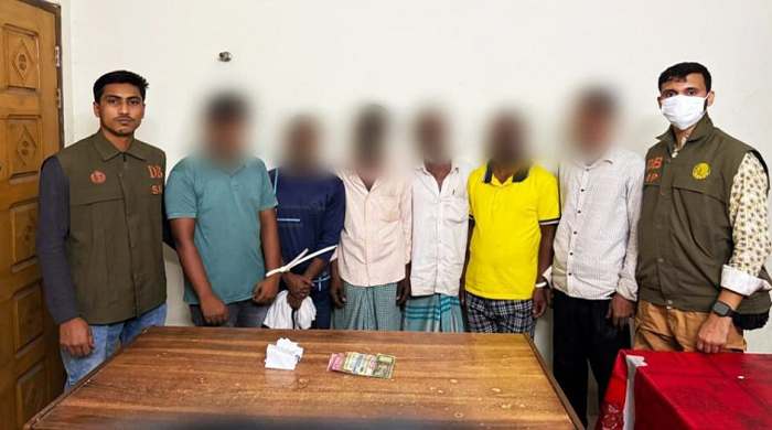 জুয়া খেলার অভিযোগে বাগবাড়ি থেকে আটক ৬