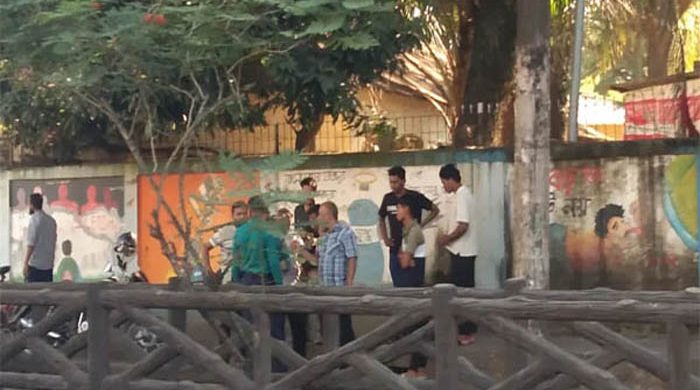 পুলিশ লাইনে দিনে দুপুরে আড়াই লাখ ছিনতাই