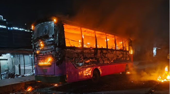 গাজীপুরে তিন বাসে আগুন দিলো দুর্বৃত্তরা