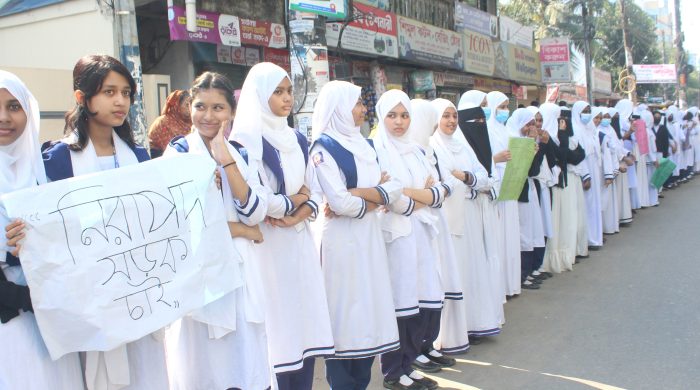 সড়ক দূর্ঘটনা রোধে সিলেটে শতাধিক শিক্ষার্থীর মানববন্ধন