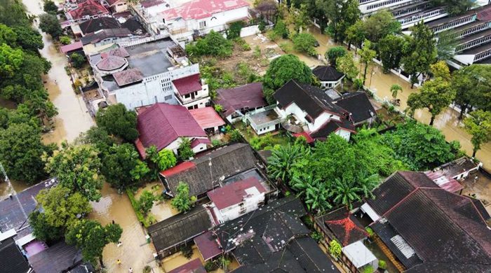 ইন্দোনেশিয়ার সুমাত্রা দ্বীপে বন্যা ও ভূমিধসে প্রাণহানি বেড়ে ১৭৪