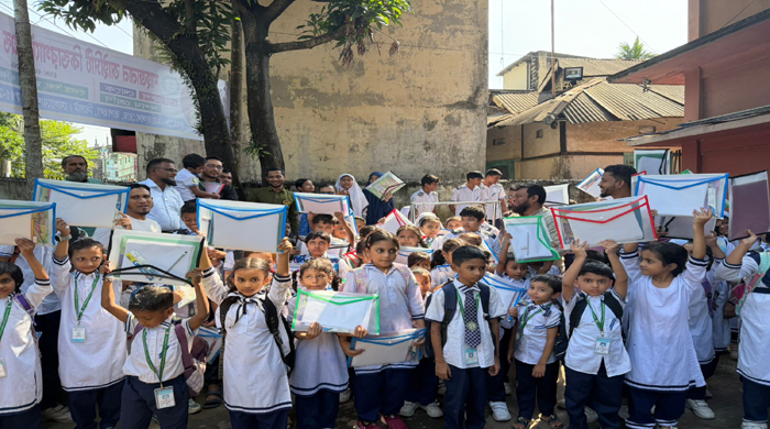শাহজালাল আইসিটি স্কুলে রোটারি ক্লাব সিলেট নর্থের শিক্ষা উপকরণ বিতরণ
