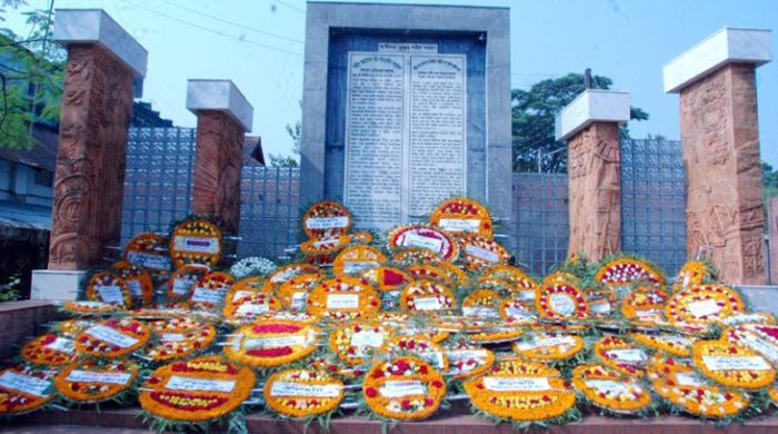 শহীদ বুদ্ধিজীবীদের প্রতি সর্বস্তরের মানুষের শ্রদ্ধা