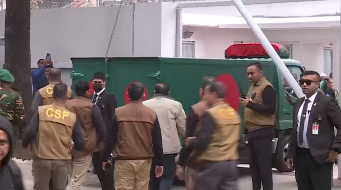 পতাকায় মোড়ানো গাড়িতে খালেদা জিয়ার মরদেহ গুলশানে