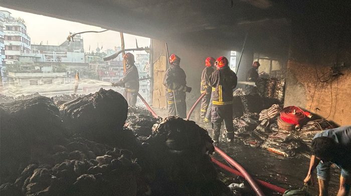 আরমানিটোলার হাজী টাওয়ারে আগুন, ১৭ জনকে অক্ষত অবস্থায় উদ্ধার